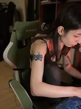 Snapshot of mollyEXD chatting on 12/19/25, 06:04 mollyEXD online show from 12/19/25, 06:04