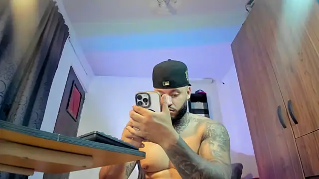 Snapshot of dereckgreen chatting on 10/07/25, 01:03 dereckgreen online show from 10/07/25, 01:03