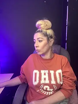 viktoria davis  online show from 11/21/25, 11:47