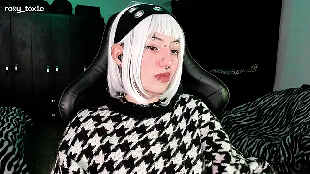 roxy toxic online show from 11/19/25, 02:00