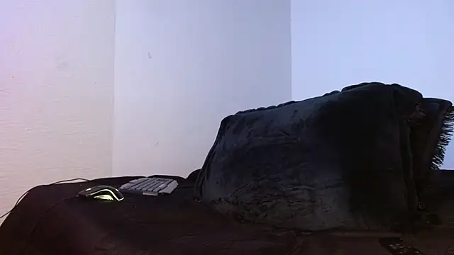 Snapshot of Lliam_2 chatting on 10/17/25, 03:42 Lliam 2 online show from 10/17/25, 03:42