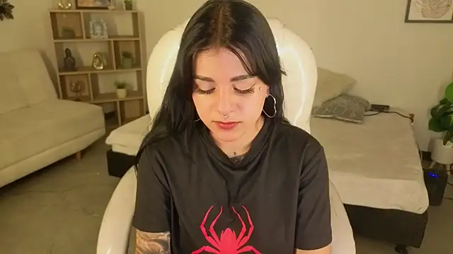 Nicole Foxx  online show from 10/28/25, 07:38