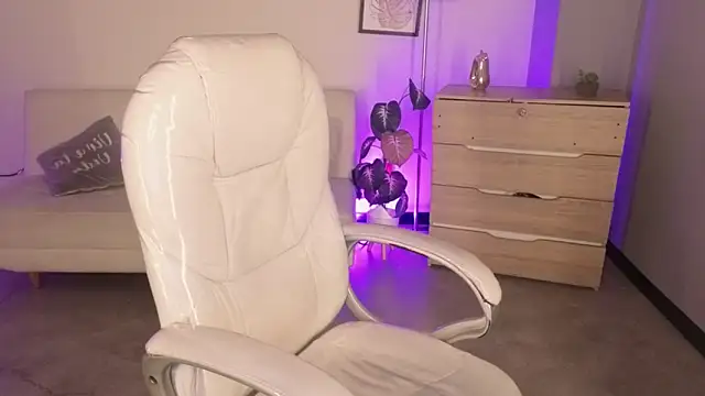 Nicole Foxx  online show from 12/05/25, 08:27