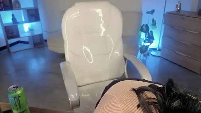 Nicole Foxx  online show from 12/22/25, 07:00