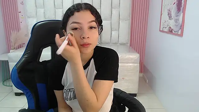 Snapshot of shalon_diaz_s chatting on 09/17/25, 01:02 shalon diaz s online show from 09/17/25, 01:02