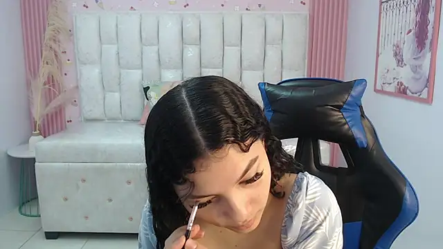 Snapshot of shalon_diaz_s chatting on 10/09/25, 01:42 shalon diaz s online show from 10/09/25, 01:42