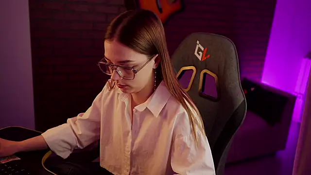 Snapshot of PamBeesly chatting on 01/26/25, 08:14 PamBeesly online show from 01/26/25, 08:14