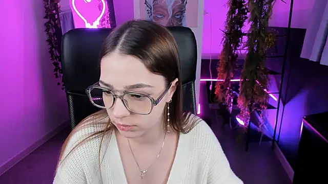 Snapshot of PamBeesly chatting on 02/08/25, 08:09 PamBeesly online show from 02/08/25, 08:09