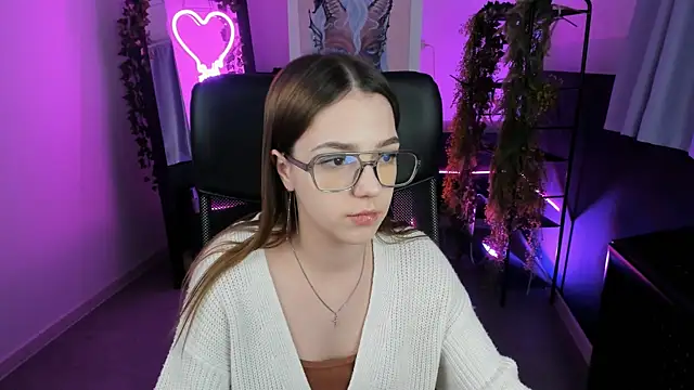 Snapshot of PamBeesly chatting on 02/08/25, 02:16 PamBeesly online show from 02/08/25, 02:16