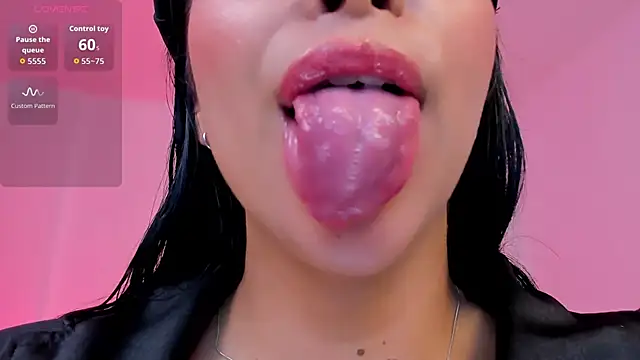 sophierooy22 online show from 11/18/25, 05:17