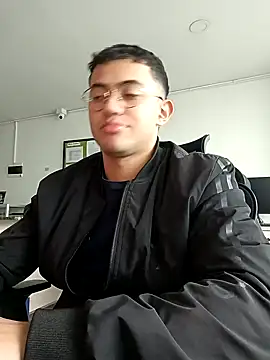 Snapshot of Thonny-becker chatting on 02/08/25, 12:17 Thonny-becker online show from 02/08/25, 12:17