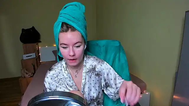 Snapshot of EmilyPaw chatting on 02/02/25, 10:35 EmilyPaw online show from 02/02/25, 10:35