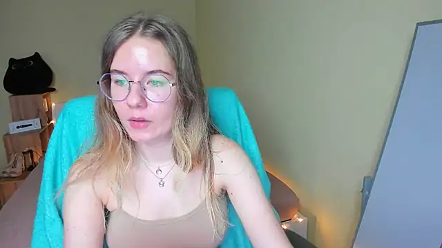 Snapshot of EmilyPaw chatting on 02/04/25, 09:38 EmilyPaw online show from 02/04/25, 09:38