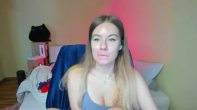 Snapshot of EmilyPaw chatting on 02/08/25, 10:29 EmilyPaw online show from 02/08/25, 10:29