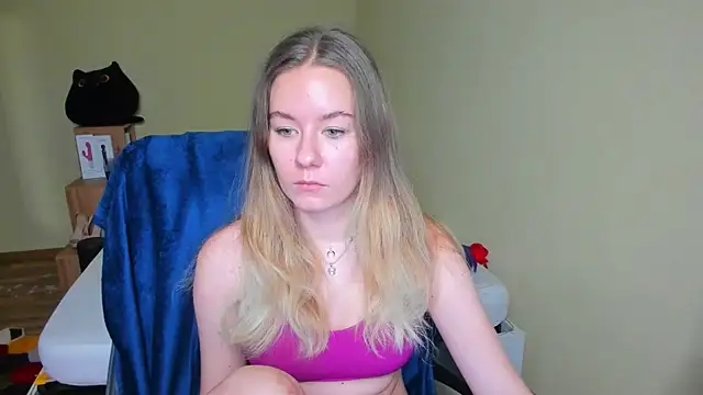 Snapshot of EmilyPaw chatting on 02/12/25, 10:35 EmilyPaw online show from 02/12/25, 10:35