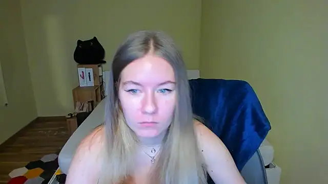 Snapshot of EmilyPaw chatting on 02/14/25, 08:52 EmilyPaw online show from 02/14/25, 08:52