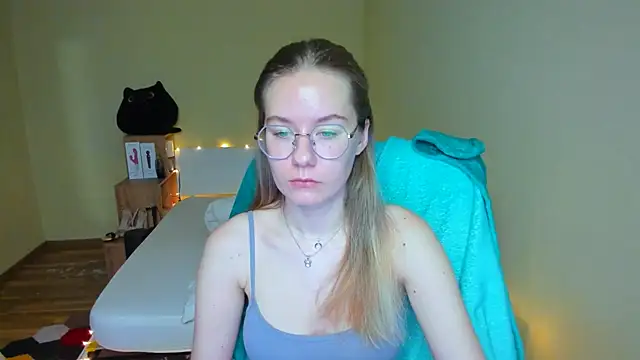 Snapshot of EmilyPaw chatting on 02/15/25, 02:37 EmilyPaw online show from 02/15/25, 02:37