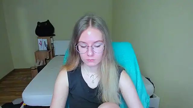 Snapshot of EmilyPaw chatting on 02/16/25, 09:48 EmilyPaw online show from 02/16/25, 09:48