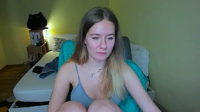 Snapshot of EmilyPaw chatting on 02/16/25, 05:48 EmilyPaw online show from 02/16/25, 05:48