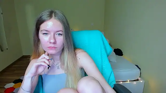 Snapshot of EmilyPaw chatting on 02/18/25, 10:16 EmilyPaw online show from 02/18/25, 10:16