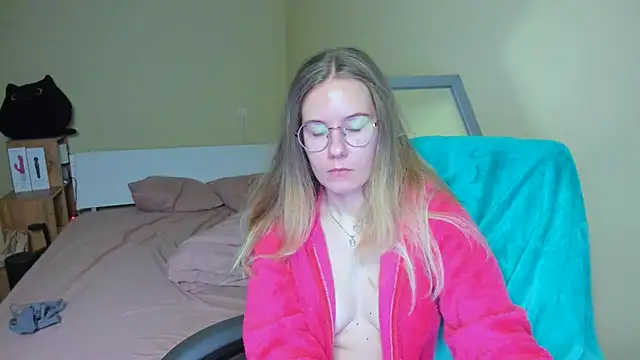 Snapshot of EmilyPaw chatting on 02/21/25, 06:15 EmilyPaw online show from 02/21/25, 06:15