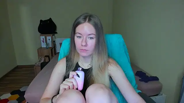 Snapshot of EmilyPaw chatting on 02/23/25, 08:28 EmilyPaw online show from 02/23/25, 08:28