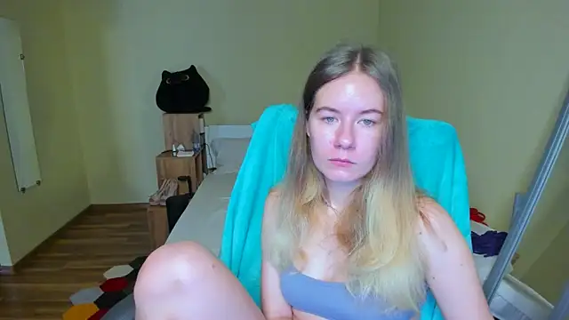 Snapshot of EmilyPaw chatting on 03/05/25, 07:05 EmilyPaw online show from 03/05/25, 07:05