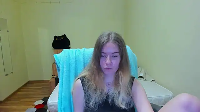 Snapshot of EmilyPaw chatting on 03/10/25, 06:34 EmilyPaw online show from 03/10/25, 06:34