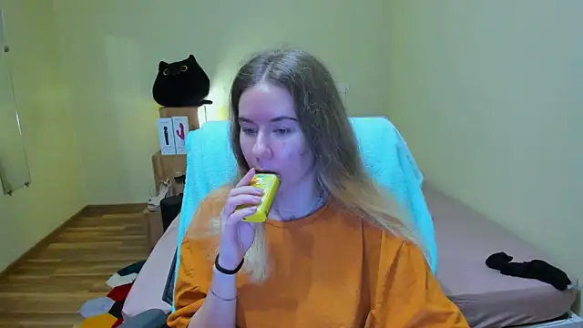 Snapshot of EmilyPaw chatting on 03/12/25, 06:22 EmilyPaw online show from 03/12/25, 06:22