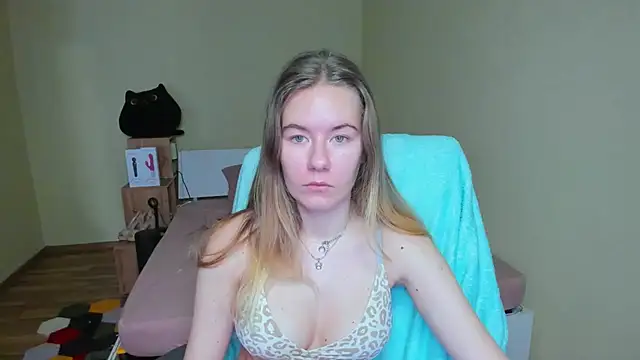 Snapshot of EmilyPaw chatting on 03/19/25, 09:28 EmilyPaw online show from 03/19/25, 09:28