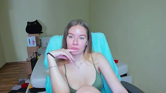 Snapshot of EmilyPaw chatting on 03/23/25, 08:26 EmilyPaw online show from 03/23/25, 08:26