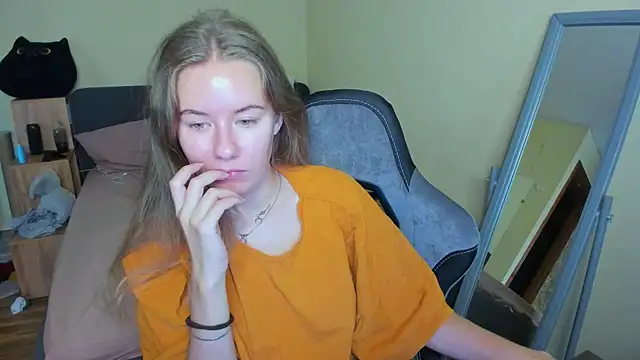 Snapshot of EmilyPaw chatting on 09/20/25, 09:10 EmilyPaw online show from 09/20/25, 09:10