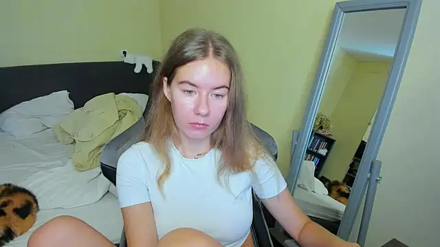 Snapshot of EmilyPaw chatting on 09/27/25, 08:52 EmilyPaw online show from 09/27/25, 08:52