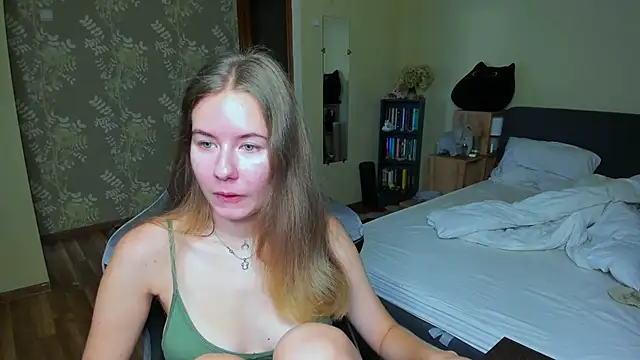 Snapshot of EmilyPaw chatting on 10/04/25, 09:07 EmilyPaw online show from 10/04/25, 09:07