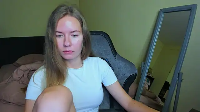 Snapshot of EmilyPaw chatting on 10/18/25, 11:00 EmilyPaw online show from 10/18/25, 11:00