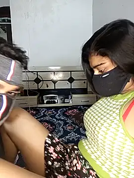 Snapshot of Love-N chatting on 12/18/25, 10:49 Love-N online show from 12/18/25, 10:49