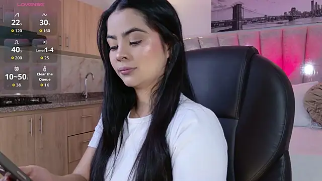 Layla Breezee online show from 04/06/26, 11:11