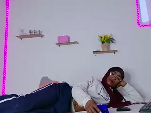 nahomy james25 online show from 02/01/25, 02:56