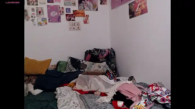 AdorahB3ll3 online show from 12/02/25, 08:15