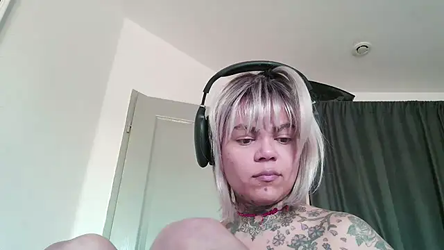 Snapshot of serena__vedette chatting on 04/22/26, 04:19 serena vedette online show from 04/22/26, 04:19