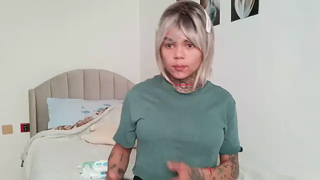 Snapshot of serena__vedette chatting on 06/05/26, 08:42 serena vedette online show from 06/05/26, 08:42