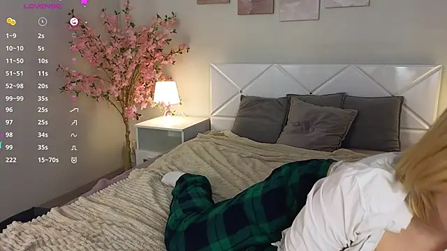 Manic pixie  online show from 03/02/25, 10:56