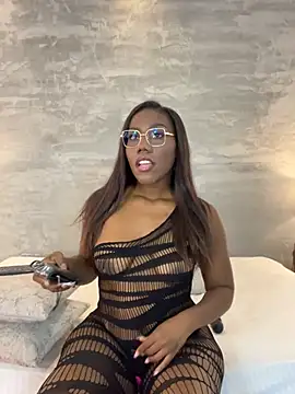 Snapshot of Alaia_Colins chatting on 06/24/26, 02:10 Alaia Colins online show from 06/24/26, 02:10