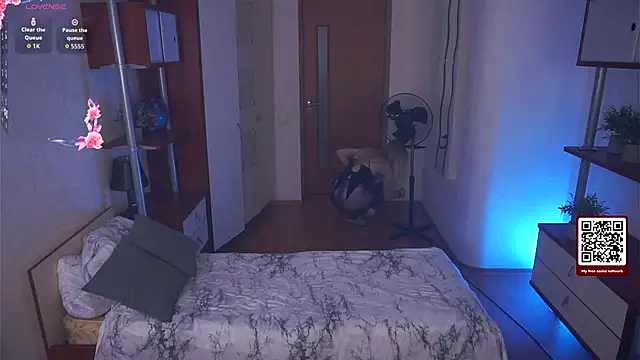 LynetHakes online show from 10/05/25, 04:33