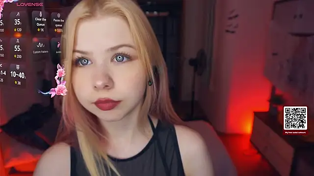 LynetHakes online show from 10/25/25, 04:20