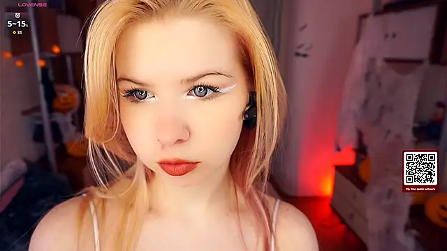 LynetHakes online show from 11/05/25, 04:23