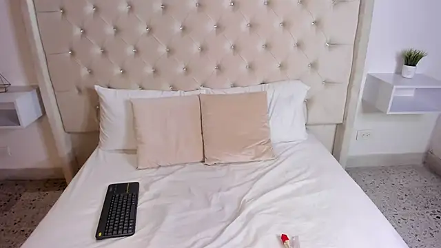 bella bloomg online show from 02/21/25, 10:48