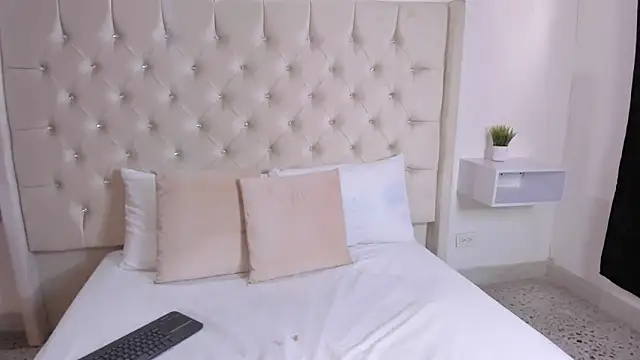 bella bloomg online show from 03/18/25, 07:31