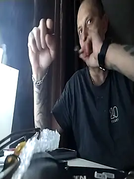 Snapshot of MaxDevilWhite chatting on 11/24/25, 07:57 MaxDevilWhite online show from 11/24/25, 07:57