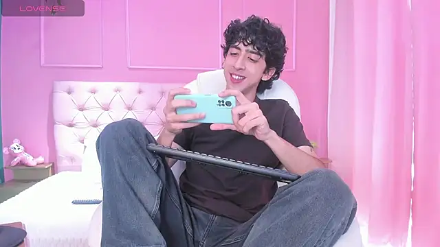 Snapshot of Alezzandro_ chatting on 01/23/25, 02:28 Alezzandro online show from 01/23/25, 02:28